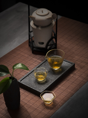 一杯清茶映世界 玻璃茶杯與茶具的藝術(shù)交融